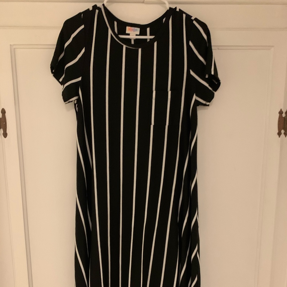 LULAROE XS CARLY black & white stripes.